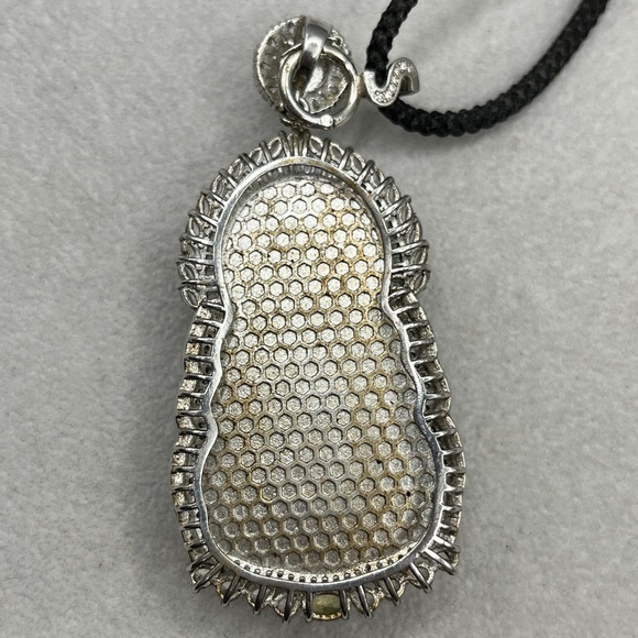 Mens Green Nephrite Guanyin hard stone pendant on 30 inch adjustable cord - Picture 8 of 11